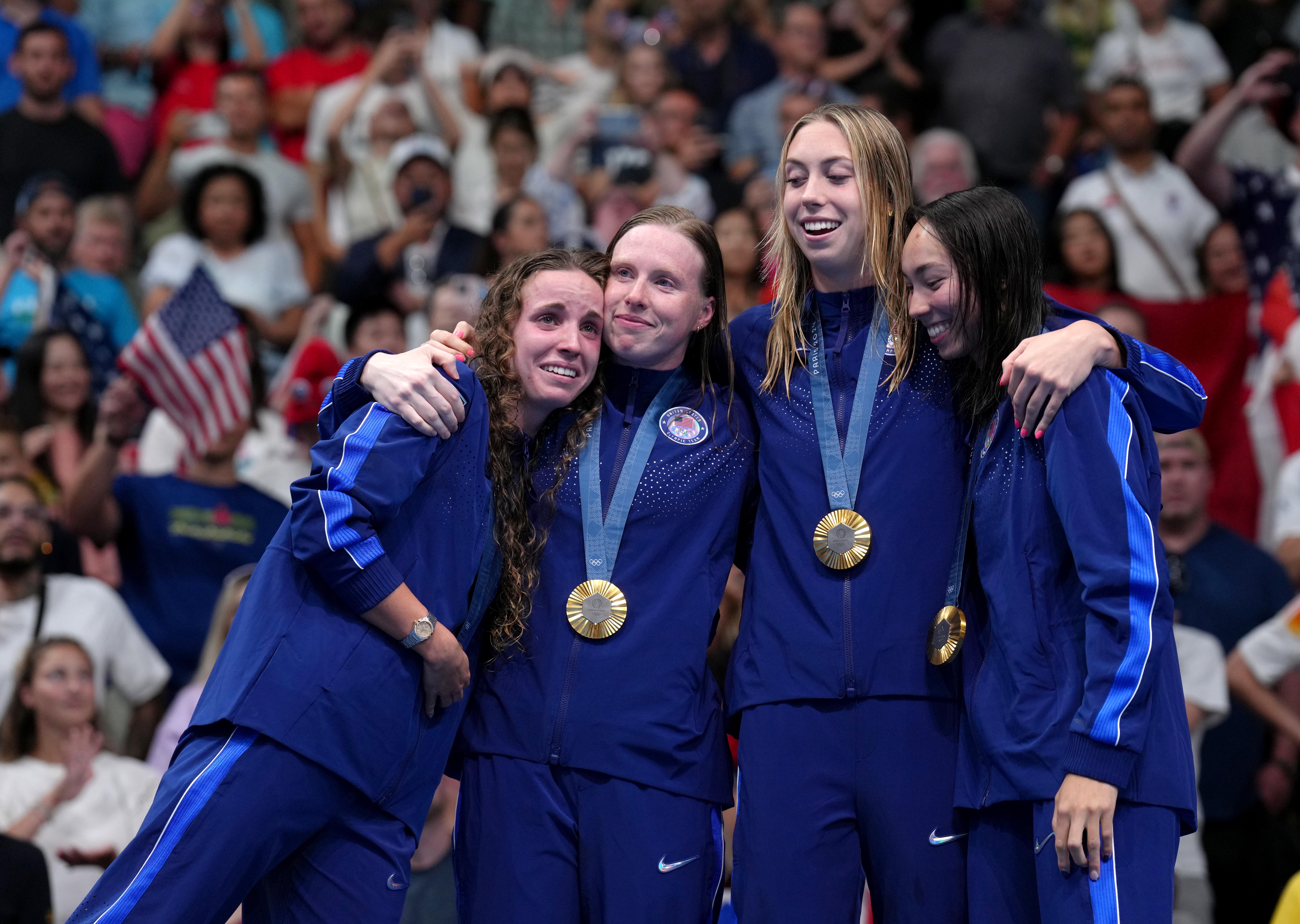 游泳女子接力夺冠,刷新世界纪录,掌声雷动 游泳女子接力夺冠,刷新世界纪录,掌声雷动