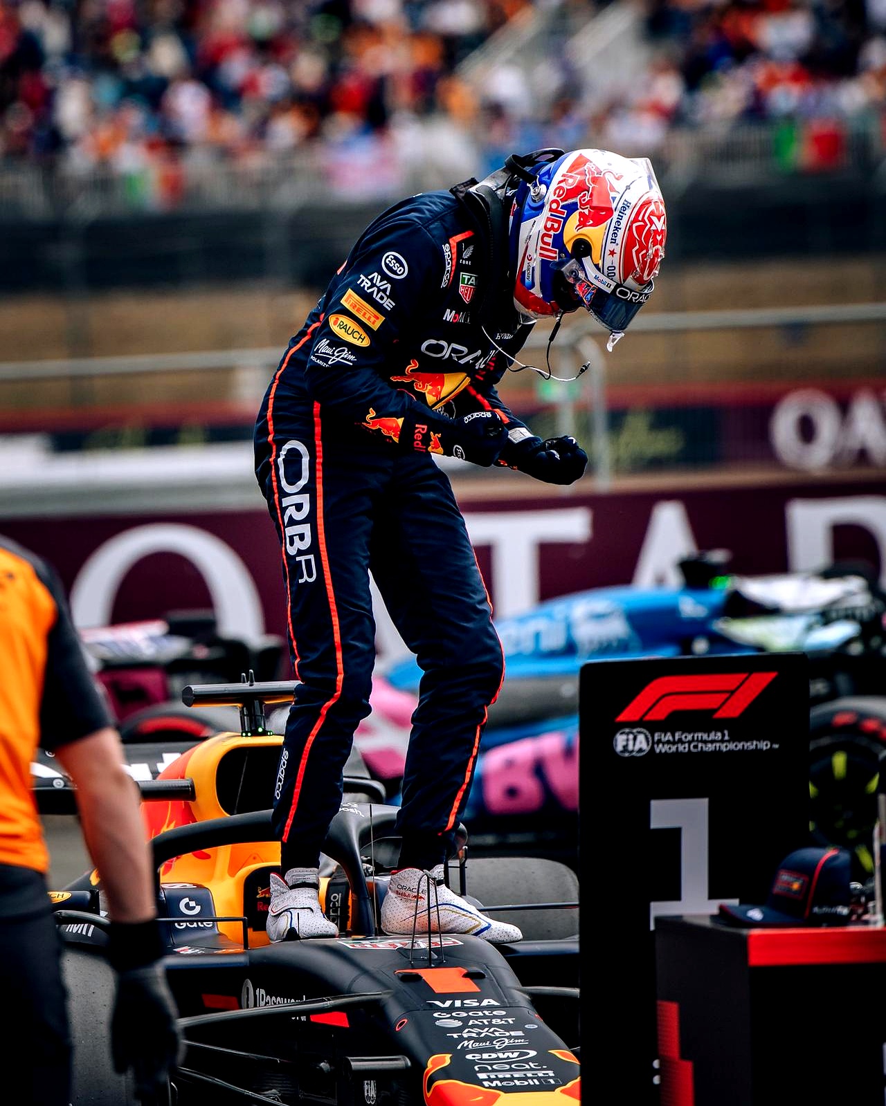 索伯车队逆转红牛车队,拉塞尔点燃赛场的简单介绍 索伯车队逆转红牛车队,拉塞尔点燃赛场的简单介绍