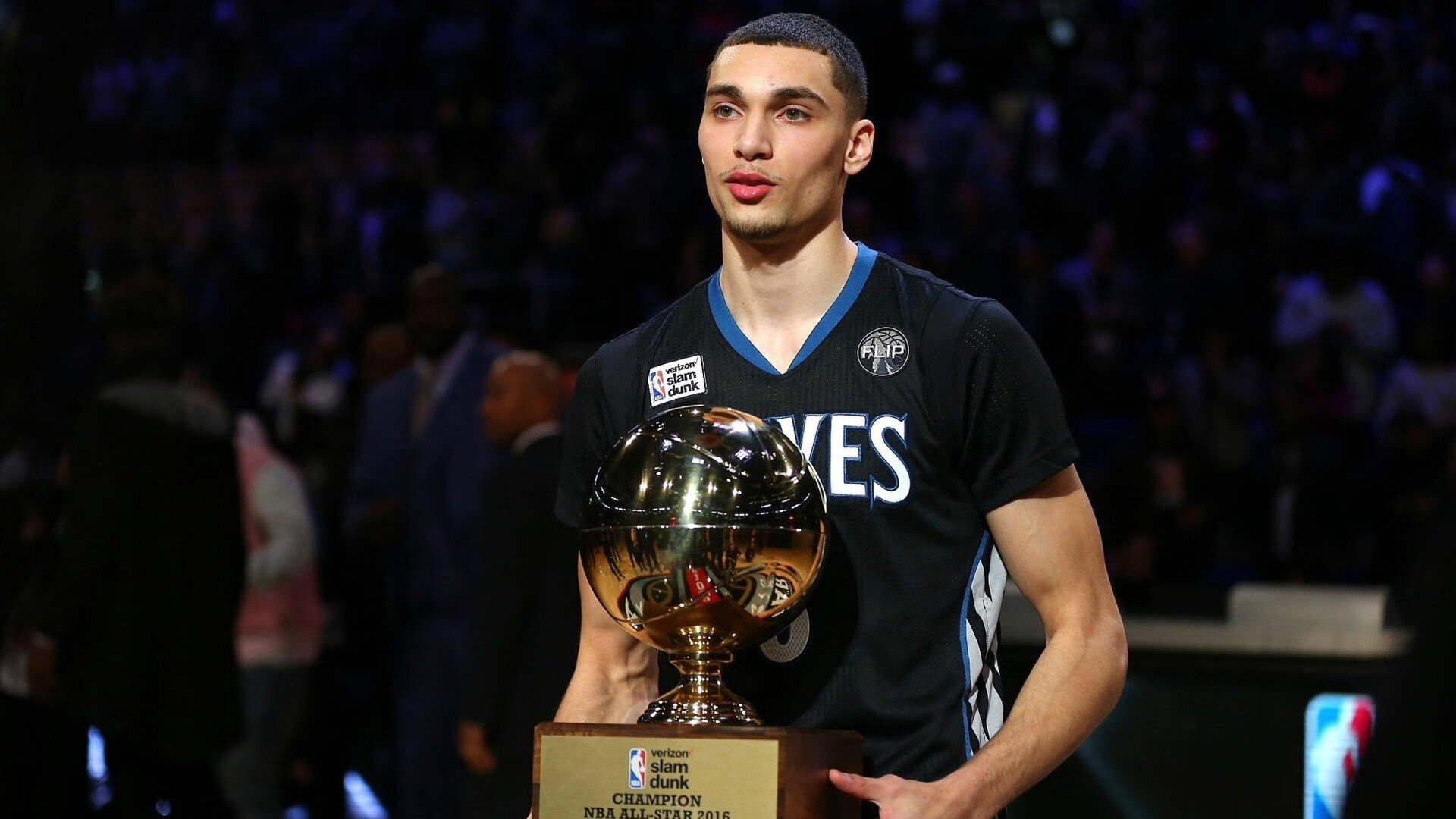 开云体育官方网站-戈贝尔筑起叹息之墙，雷霆窒息防守制霸雄鹿，比赛三节已失悬念